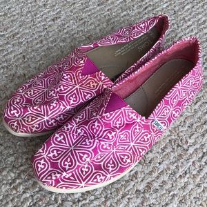 read description pink toms